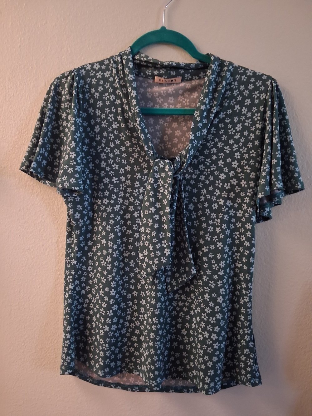 Beacon Suz Tie Neck Green Floral Flutter Sleeve Knit Top | Size M